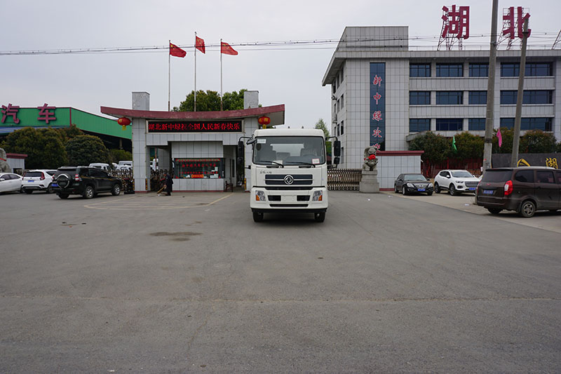 中潔牌XZL5182GSS6型東風(fēng)天錦灑水車(chē)